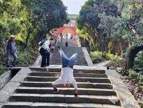 山东男子倒立登上武当山，欲登50座名山申报吉尼斯纪录